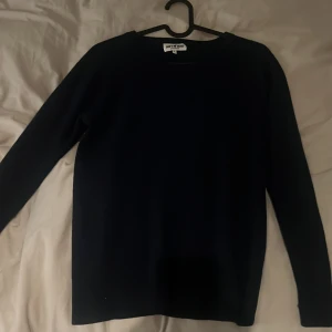 Mörkblå kashmirtröja Soft Goat - Superskön mörkblå tröja från Soft Goat i 100% kashmir. Klassisk rund hals och långärmad modell med ribbade muddar. Perfekt för dig som gillar stilrena och mjuka plagg. Snygg att matcha med jeans eller kjol.