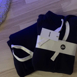  Matchade sett - Helt ny kostym, bara använd en gång. Köpt för tre dagar sedan. Den passade tyvärr inte mig helt i storleken. Storlek XXS – både tröjan och byxorna. Den är lite för liten för mig. Hoppas att någon hittar precis det den behöver i den här fina kostymen