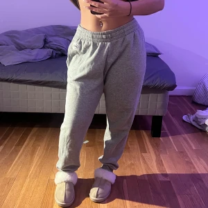 Grå mjukisbyxor från Andi by Frank Dandy - Mitt ex byxor 👹 borde gett dom tillbaka till han men är blockad 