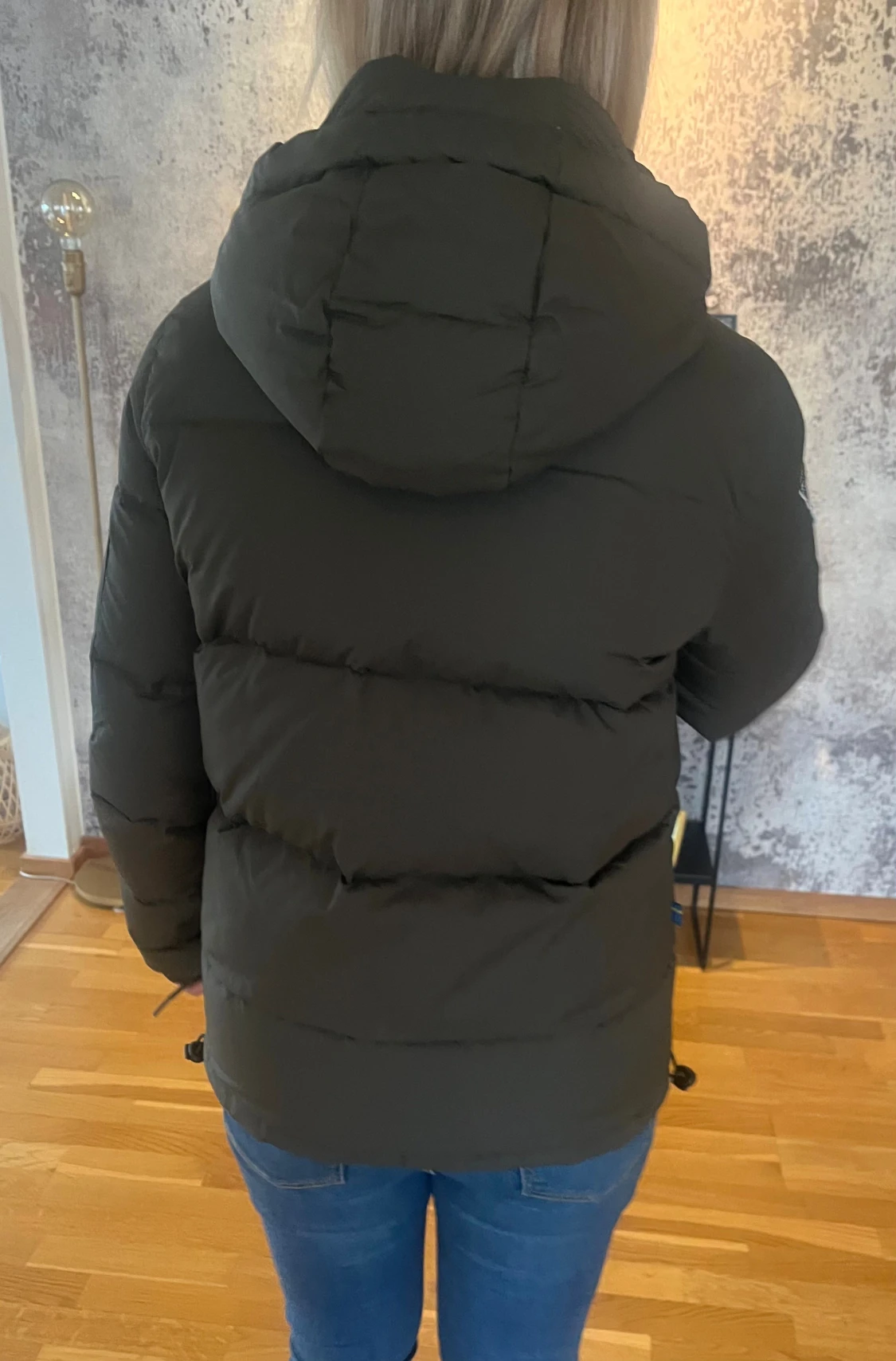 Olivgrön pufferjacka från D.BRAND - 1