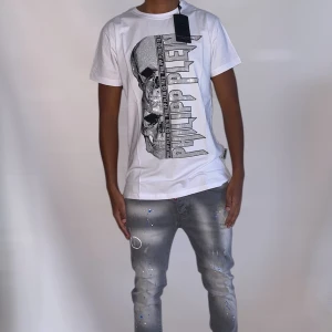 Philipp Plein tshirt Herr M - Helt ny. Fin replika med grym kvalitet. Modellen är 175cm Bär storlek M på bilden. Pris: 999kr. Först till kvarn som gäller. Skickas direkt inom 24h