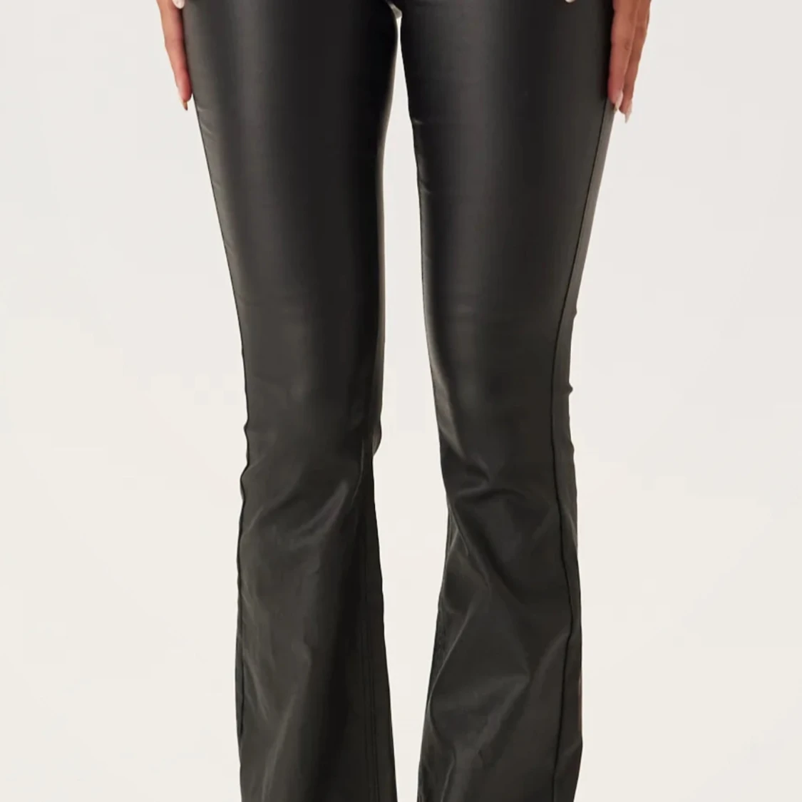 Svarta bootcut byxor i skinnimitation - 2