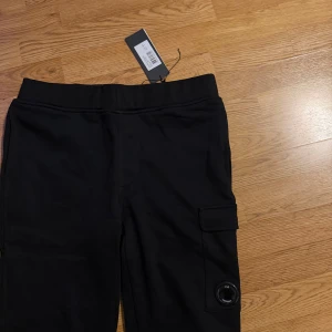 cargopants C.P. Company - Svarta cargomjukis från C.P. Company storlek L helt nytt aldrig använd