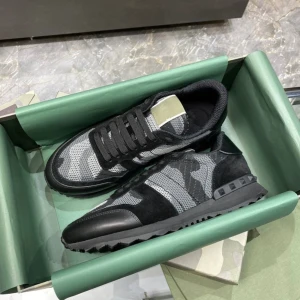 Valentino Rockrunner sneakers camo - Snygga Valentino Rockrunner sneakers i svart, grått och vitt med camouflage-mönster. Skorna har svarta snören, platt sula och detaljer i mocka och mesh. Perfekta för dig som vill sticka ut med exklusiva och trendiga sneakers.