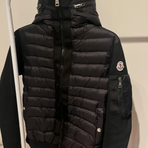 Moncler cardigan - Säljer nu min cardigan då den börjar bli för liten. Den är i storlek 1 vilket motsvarar ungefär xs/s. Säljer för 1800 men kan gå ner i pris vid snabb affär, jag är 176 och den är lite kort för mig. Tveka inte och hör av er vid frågor😊