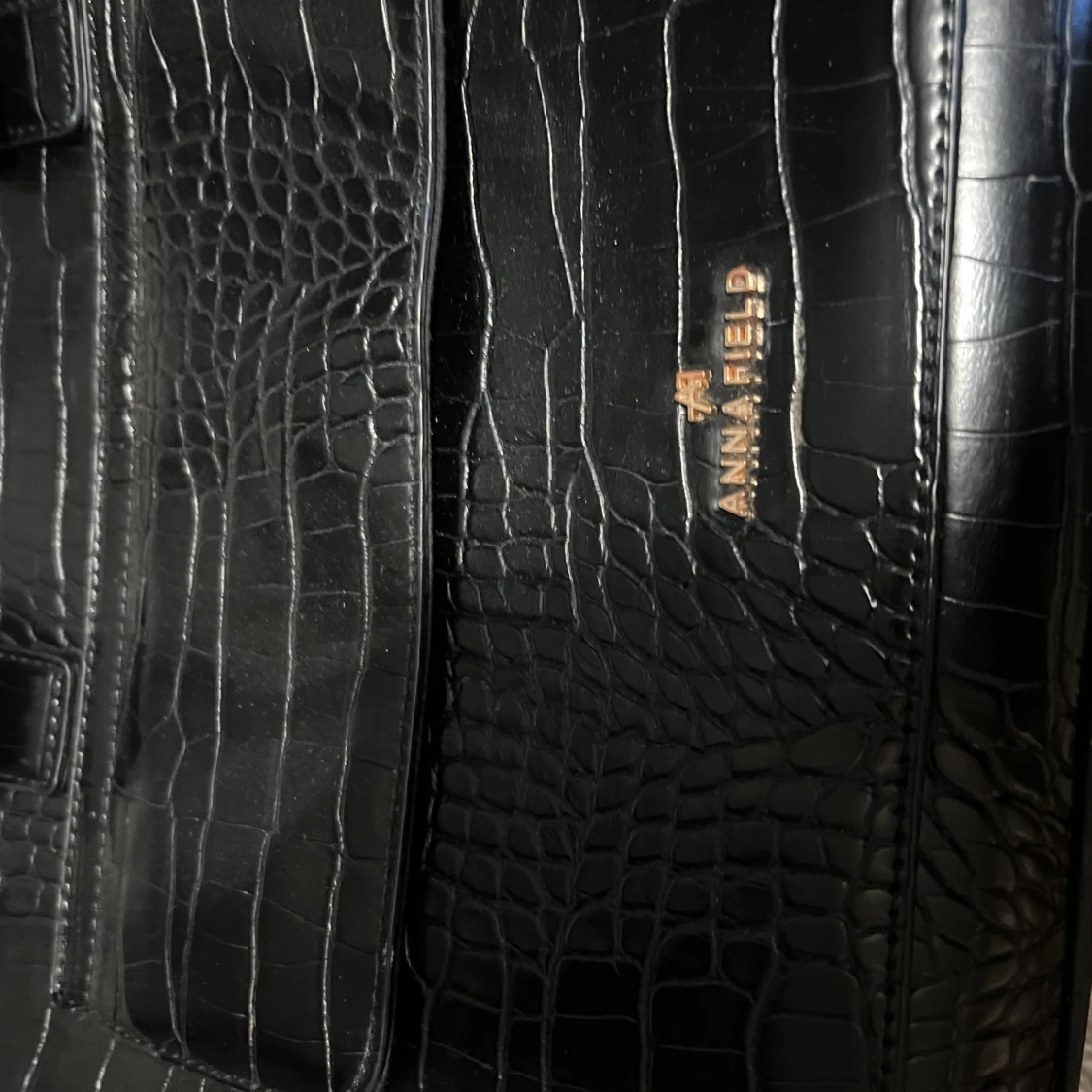 Svart handväska i croco-look från Anna Field - 2