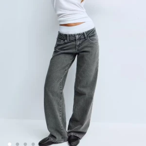 Grå baggy jeans med låg midja - Jeans från Ginatricot. ” Ultra Low wide jeans”, slutsålda på hemsidan! Helt nya med prislapp kvar, så helt oanvända😊 Strl 38 och passar mig som bär 36