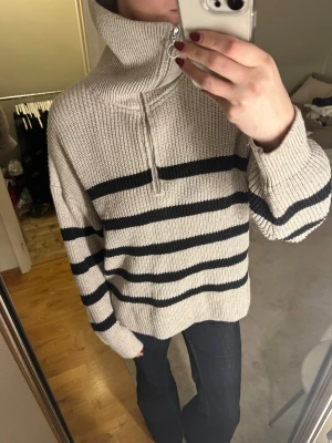Stickad zip tröja - En fin tröja men zip detalj från MQ. Super mysig nu när det är kallare ute. 💕 