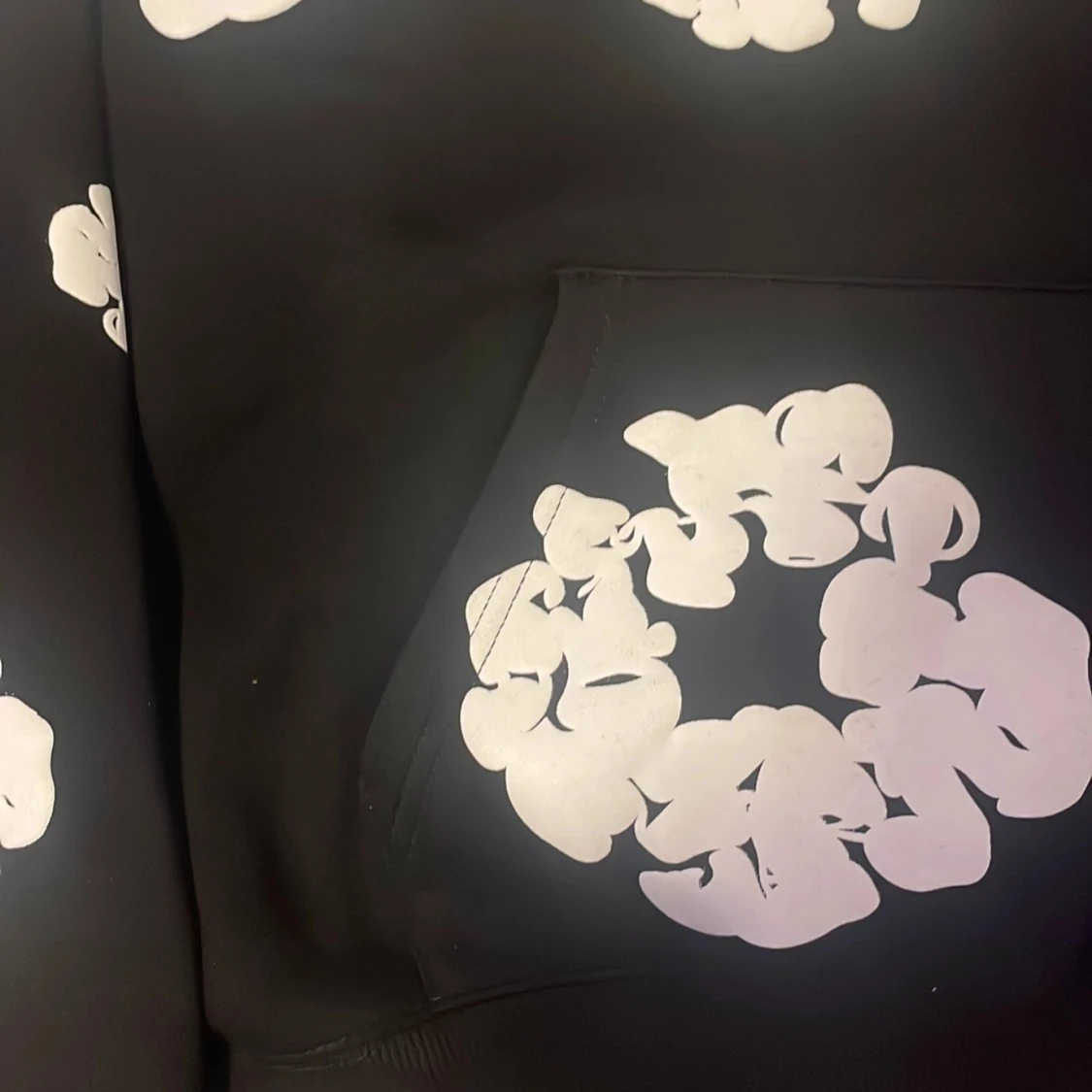 Svart hoodie från Denim Tears med blommor - 4