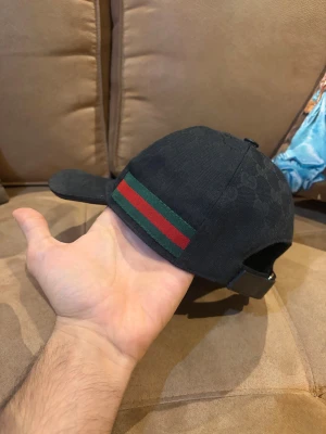 Gucci keps - - svart canvas gucci keps, skick:10/10 använd 4-6 gånger. Chipp finns. Kepsen är såklart äkta! 
