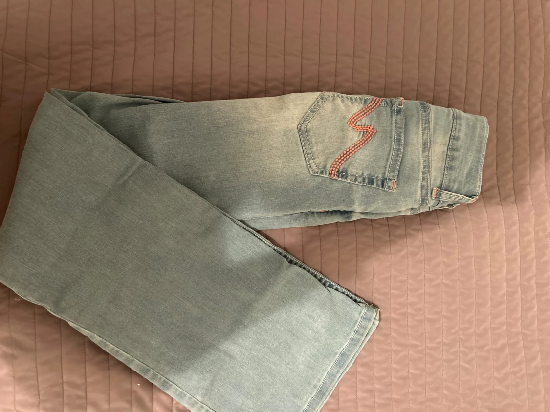 Ljusblå jeans från Nelly med rosa detalj - 1