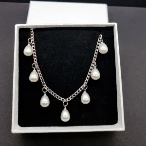 Handgjort halsband med pärlor  - Handgjort halsband med pärlor.  Material-rostfritt stål 