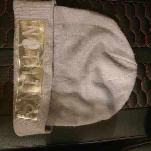 Mössa lila H&M - Lila mössa från H&M med text 💜