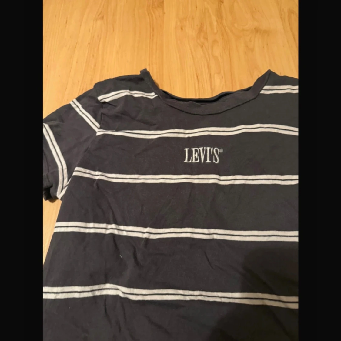 Randig svart t-shirt från Levis