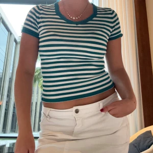 Grön vit randig topp med spets  - Står ej storlek, jag har S 