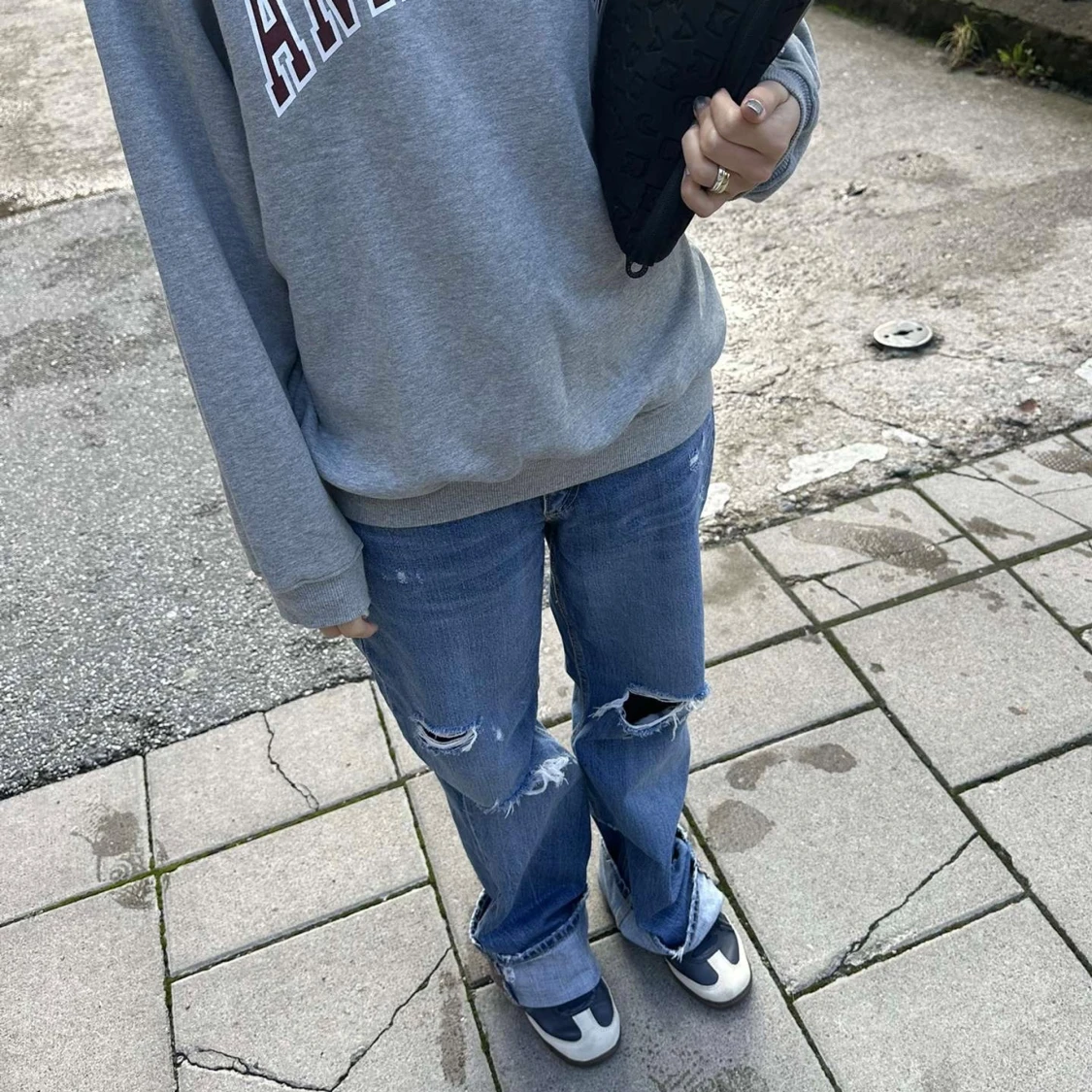 Blåa jeans med slitningar