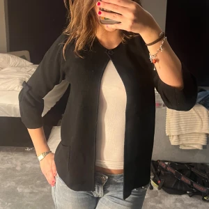 Trekvartsärmad kofta  - Trekvartsärmad kofta som funkar som kofta eller kavaj. Super fin och skön med fina detaljer. 