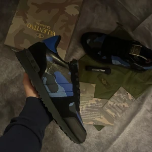 Valentino Rockrunners  - Ett par helt nya Valentino Rockrunners i storlek 42 med en stil kamouflage stil med färg mönster av ljus blå mörk blå och svart. Perfekt för vinter och dom kallare dagarna (priset är inte hugget i sten så det mycket väl diskuteras) och stäl gärna frågor om det funderar över något 😁❄️