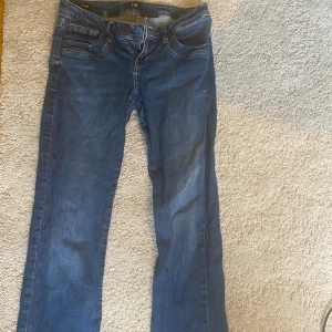 Blå bootcut jeans från LTB Valerie - Snygga blå jeans från LTB, modell Valerie, med klassisk femficksdesign och kontrastsömmar. Jeansen har bootcut-ben och normal passform.