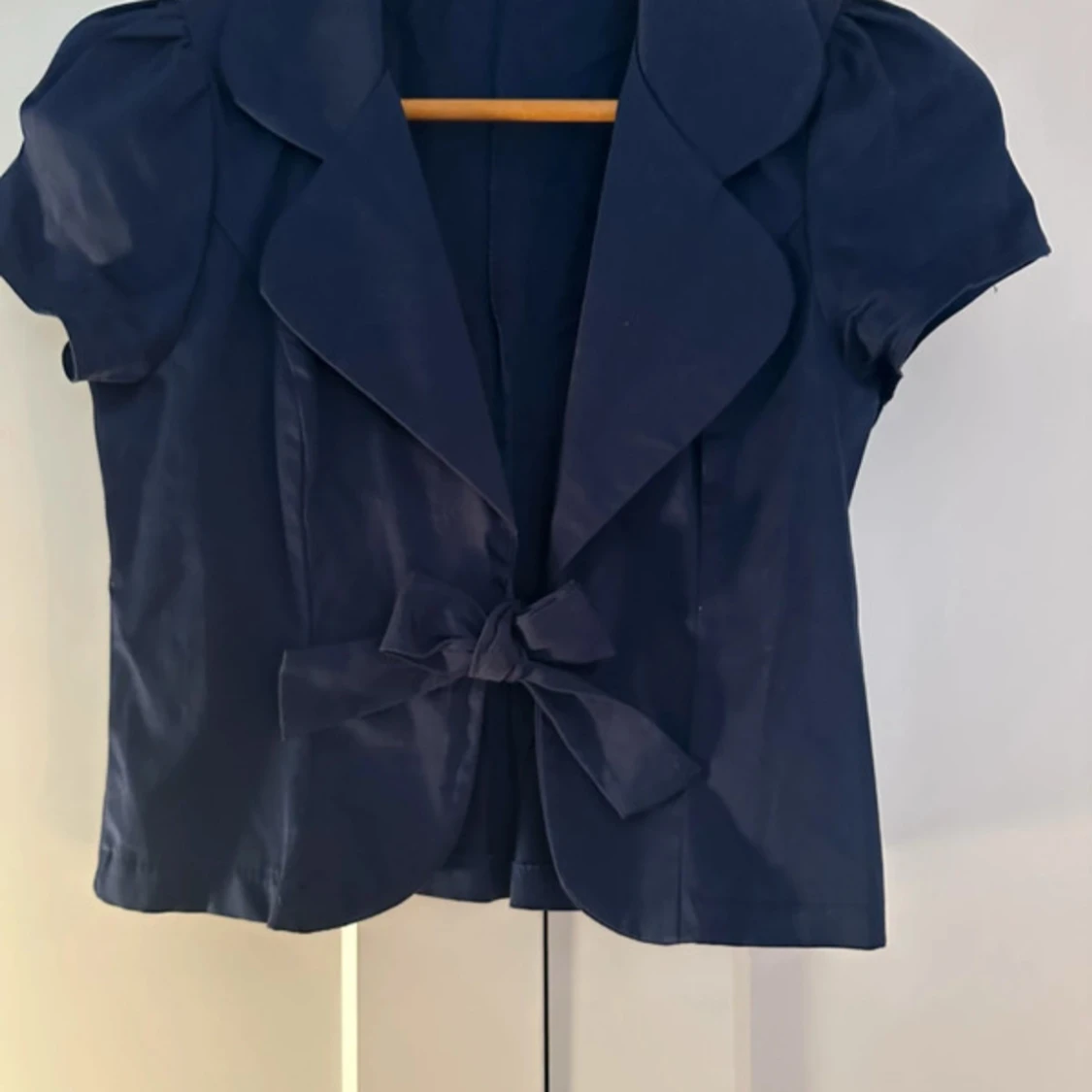 Mörkblå kort kavaj med rosett