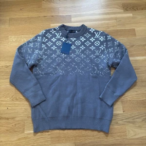 Grå Louis Vuitton stickad tröja - Står storlek S men passar M