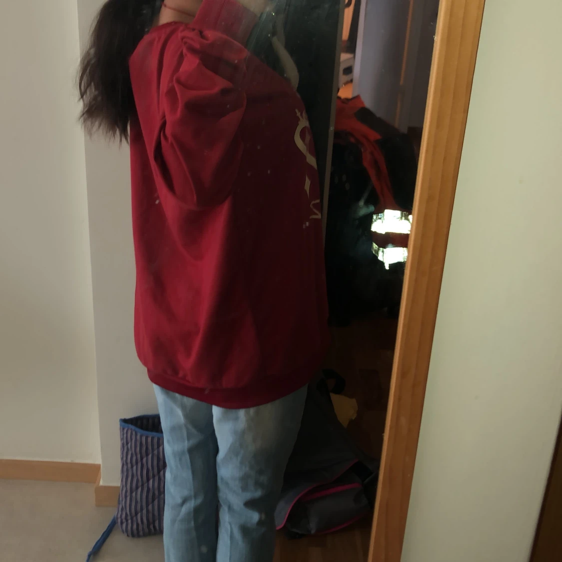 Röd sweatshirt med hjärtmotiv, strl M - 1