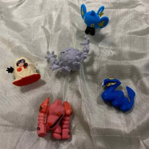 Pokémon Figure / Leksaker Pikachu  - 3 år +   .       25kr/bild /5 st 