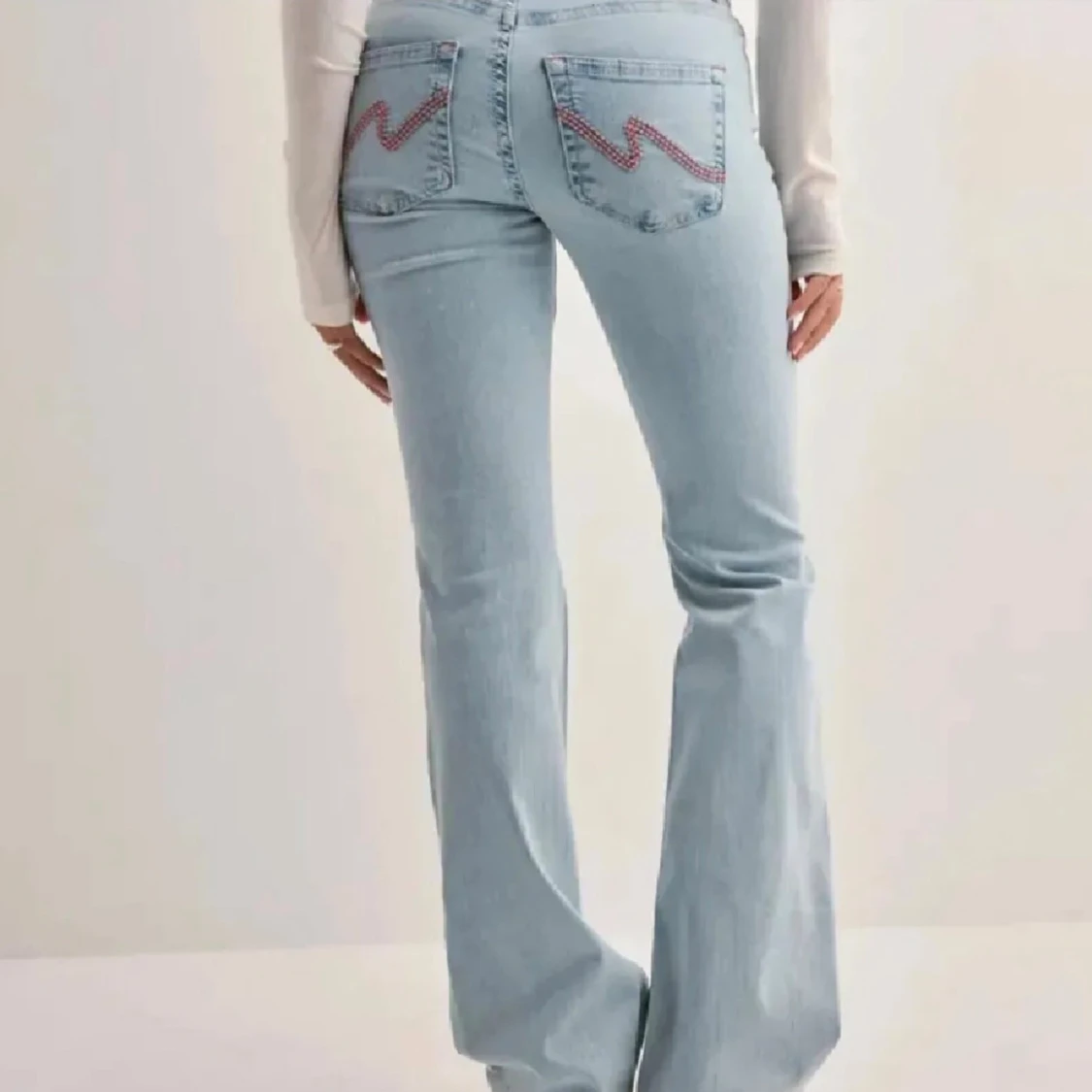 Bootcut ljusblå jeans med slitningar - 1