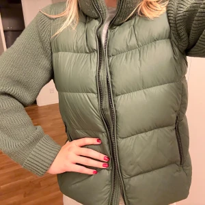 Grön jacka - Grön jacka från WoolLand. Kroppen i dun och armarna stickat, super cool! Nypris ca 2700kr💕💕