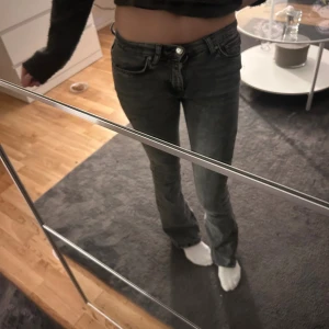 Mörk gråa botcut jeans - Mörk gråa botcut jeans som är midwaist, spilt lite nagel limm men utöver det är dom i jätte bra skick. Perfekt om man kanske vill köpa lite billiga jeans å göra om till sina nya favorit jeans💖