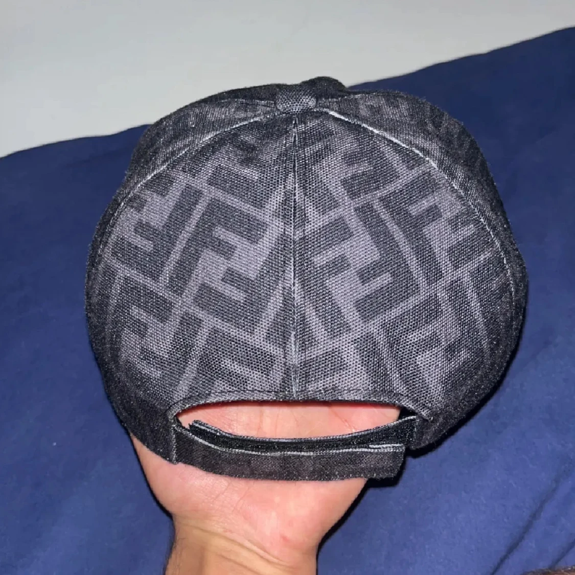 Svart Fendi keps med logomönster - 1