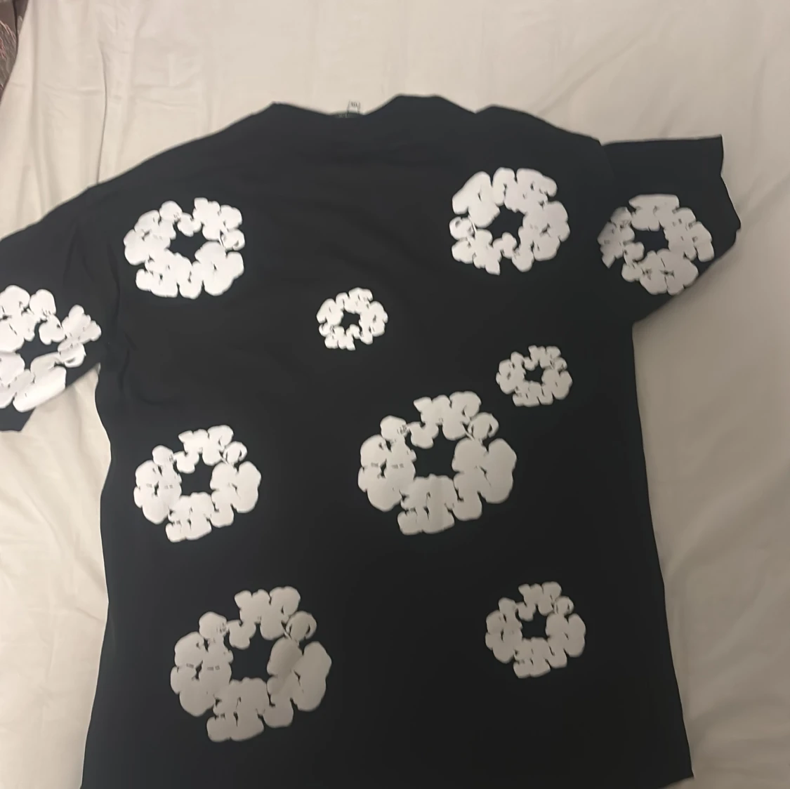 Svart t-shirt med vita blommor Denim Tears - 2