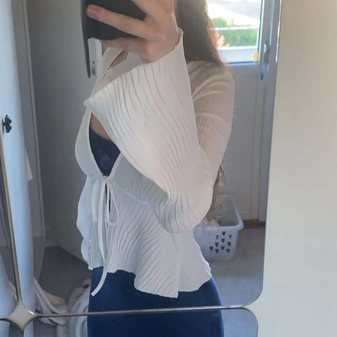 Vit omlottblus med snörning