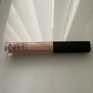 NARS Radiant Creamy Concealer Honey - NARS Concealer i nyansen Light 3 Honey. Köpd i fel färg. Nytt skick utan förpackning.