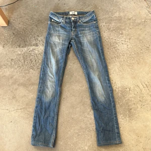 Acne blå jeans 25/32 - Skit snygga vardags jeans från Acne. Jeansen har klassisk femficksdesign, raka ben och normal passform. 