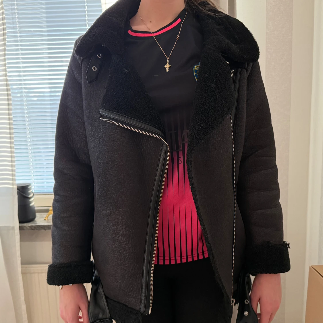 Svart pälsjacka med dragkedja - 2