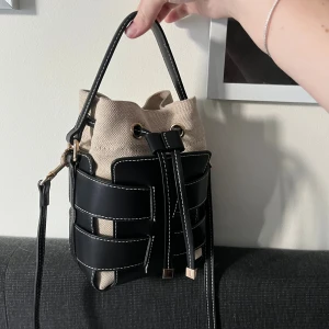 Bucket väska HM - Jätte snygg väska från H&M, oanvänd och ny skick💗