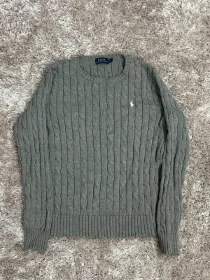 Ralph Lauren knit - Ralph Lauren knit som jag köpte för 500kr, Men säljaren skrev aldrig i annonsen att det är en knit för tjejer, så vill bara bli av med den för att jag inte har någon användning