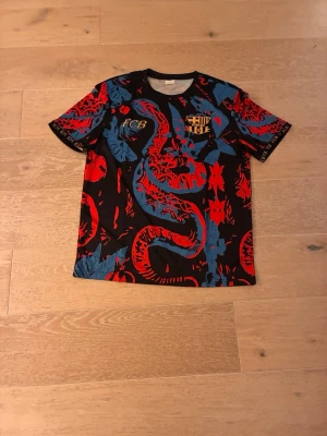 Fc Barcelona - Fc Barcelona fotbollströja. Helt ny har inga hål och är inte smutsig. Storlek L