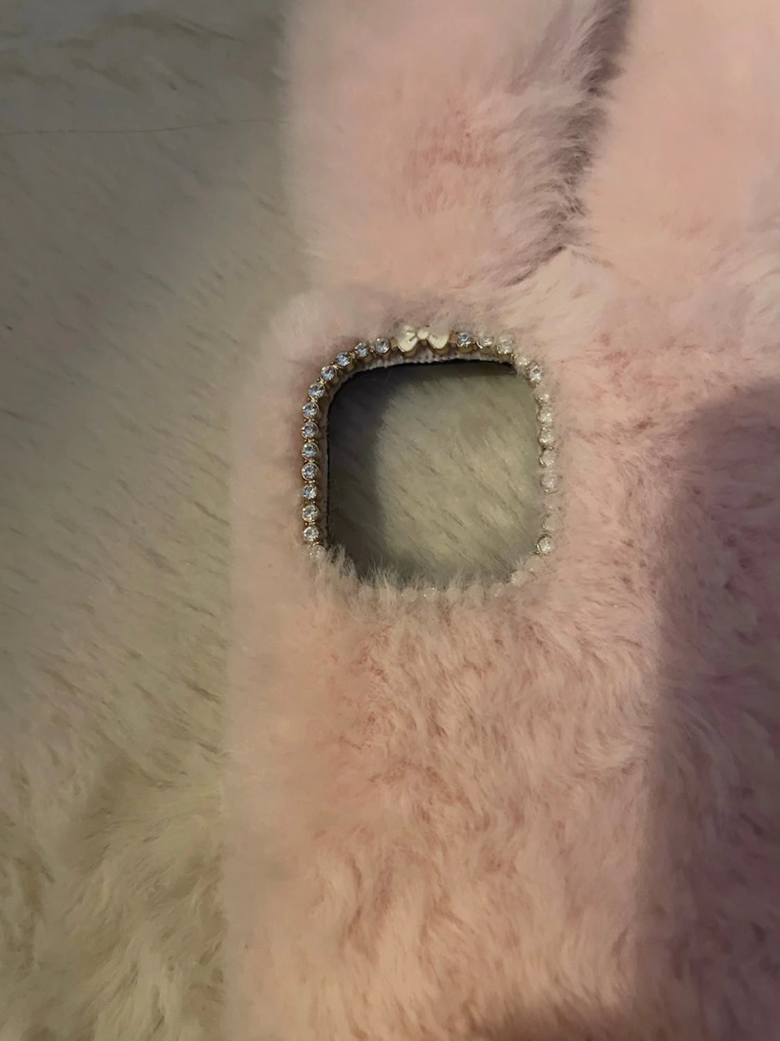 Rosa fluffigt mobilskal till iPhone 13 - 1