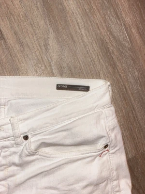 Dondup jeans - Snygga vita jeans från dondup med storlek 33! skicket är 8/10 finns några defekter längst ner, skriv vid minsta fråga 