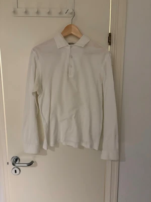 Vit långärmad gran sasso piké/ skjorta, storlek 50 i italiensk storlek - Klassisk vit långärmad gran sasso skjorta med krage och tre knappar framtill. Skjortan har en enkel och stilren design som passar till det mesta. Tillverkad i mjukt material för en bekväm känsla.