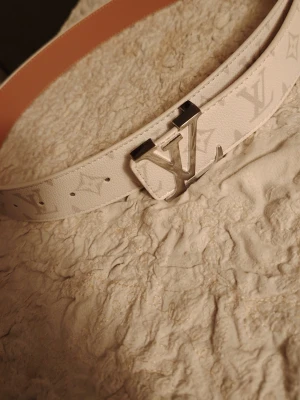 Vit L bälte - Säljer en vit L bälte som är 110 cm och är oanvänd 