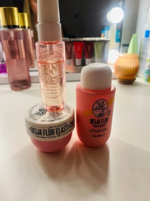 Sol de Janeiro Beija Flor set - Säljer ett kit från Sol de Janeiro med Beija Flor Elasti-Cream, en rosa burk med vit kräm, samt en matchande rosa body wash och en liten sprayflaska. Produkterna har fräscha dofter och kommer i snygga rosa förpackningar. Dushybålen har ungefär halva kvar!  Köpte för 429 kr