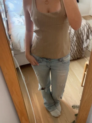 Festtopp från Zara - Skit snygg ”korsett” topp med öppen rygg. Den har justerbara band på ryggen och därav passar storleken till störst sannolikhet väldigt enkelt. 