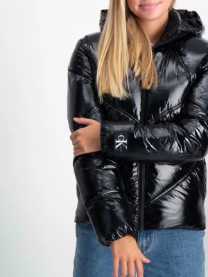 Svart glansig dunjacka från Calvin Klein - Snygg svart dunjacka från Calvin Klein med glansig finish och dragkedja framtill. Jackan har huva och diskret CK-logga på ärmen. Perfekt för kalla dagar och ger en modern look.