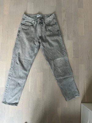 Bershka - Straight Vintage  - Säljer ett par Bershka - Straight Vintage som är gråa. I storlek EUR: 38.