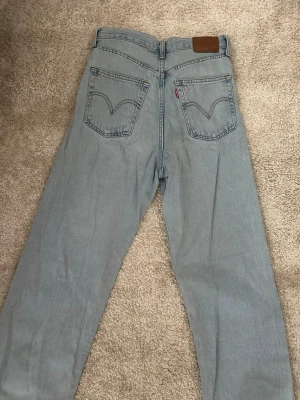 Levi's 501 ljusblå raka jeans - Ljusblå Levi's 501 jeans med raka ben.