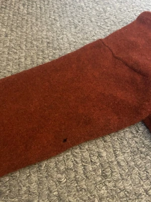 vin röd  stickad tröja från GANT - Säljer en vid röd stickad tröja från GANT i storlek L. Tröjan har en klassisk rund halsringning och är tillverkad i ett mjukt, värmande material. Perfekt för kyliga dagar och enkel att matcha med jeans eller kjol.