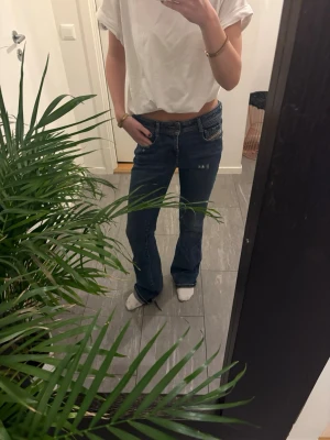 Blå bootcut jeans från Diesel - Snygga jeans från disel❣️jag är 168 som referens 